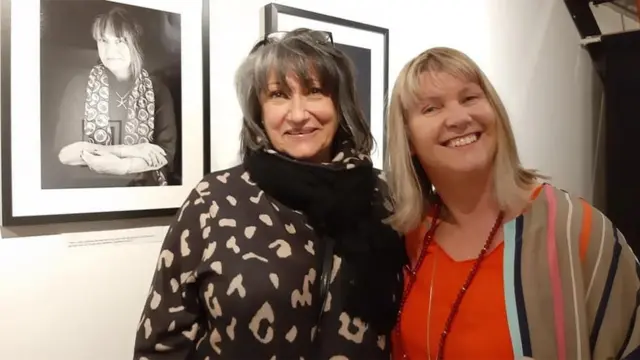 林賽·馬里奧特（Lindsey Marriott ，左）發現布萊克維爾（右）的攝影藝術幫自己找回自信