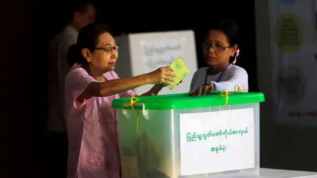 ကြားဖြတ်ရွေးကောက်ပွဲမဲပေးစဉ်