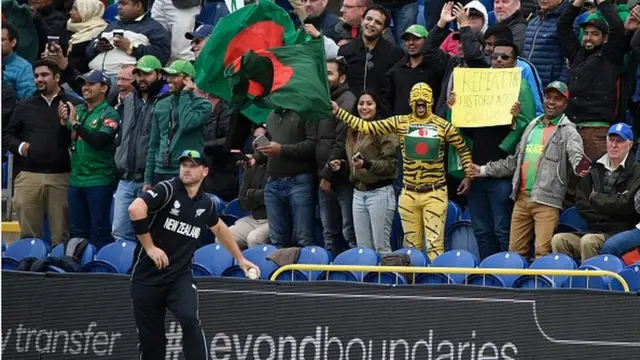 কার্ডিফে বাংলাদেশের একটি বাউন্ডারিতে আনন্দ প্রকাশ করছেন ভক্তরা