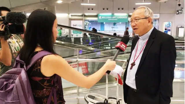 Đức Giám Mục Phaolô Nguyễn Thái Hợp trả lời phỏng vấn BBC khi ông vừa đáp xuống phi trường Survanabumi, Thái Lan khuya 20/11