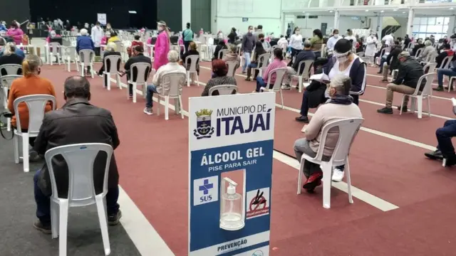 Moradoresbilhetes prontos para os jogos de hojeItajaí fazem fila para receber ivermectina