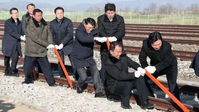 지난해 12월 26일 북한 개성 판문역에서 열린 '동·서해선 남북 철도·도로 연결 및 현대화 착공식'에서 남북 관계자들이 궤도 체결식을 갖고 있다