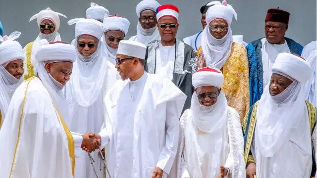 Mai Alfarma Sarkin Musulmi Muhammad Sa'ad Abubakar III suna musabiha da Shugaba Buhari