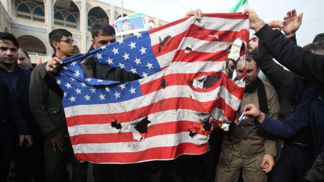 在伊朗首都德黑蘭，抗議者焚燒美國國旗表達對蘇萊曼尼被暗殺的憤怒情緒。