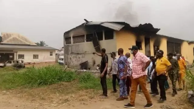 An alaṣẹ ijọba n se abẹwo si agọ ọlọpaa kan ni Abia