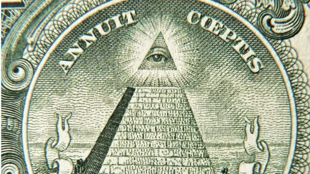 Eye of Providence, yang sering digunakan oleh Freemason dan digunakan sebagai simbol Tuhan yang maha mengetahui, muncul di belakang uang kertas satu dolar AS.