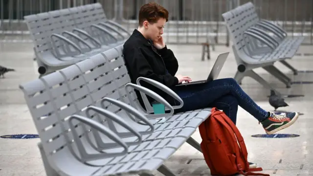 Una persona mira su computadora.