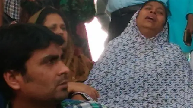 কেউ চুপচাপ বসেছিলেন, কেউ একটু পরপর ডুকরে কেঁদে উঠছিলেন।