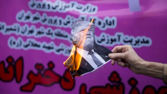 Quema de una fotografía de Donald Trump durante una manifestación en Teherán.