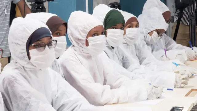 Qaar ka mid ah ardeyda jaamacadaha ayaa loo tababarayaa sidii ay ula tacaali lahaayeen bukaanada coronavirus