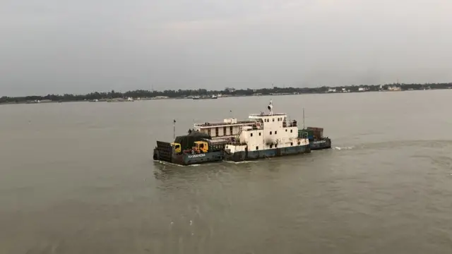 শিমুলিয়া-বাংলাবাজার রুটে ফেরি চলাচল বন্ধ থাকায় দক্ষিণাঞ্চলের জেলাগুলোর বাসিন্দাদের বাড়তি পথ ঘুরে পাটুরিয়া-দৌলতদিয়া পথ দিয়ে যাতায়াত করতে হচ্ছে।