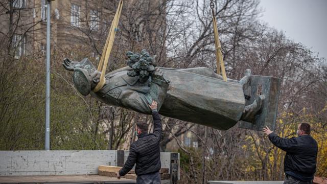 Демонтаж памятника Ивану Коневу в Праге