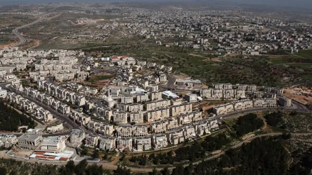 شهرک‌های یهودی‌نشین، مناطق مسکونی ویژه یهودیان در سرزمین‌هایی است که بر اساس تصمیم سازمان ملل، به عنوان سرزمین‌های فلسطینی مشخص شده‌اند. این تصویر شهرک "رمت شلومو" است که در بیت‌المقدس شرفی ساخته شده و سکونتگاه گروهی از یهودیان ارتدوکس است