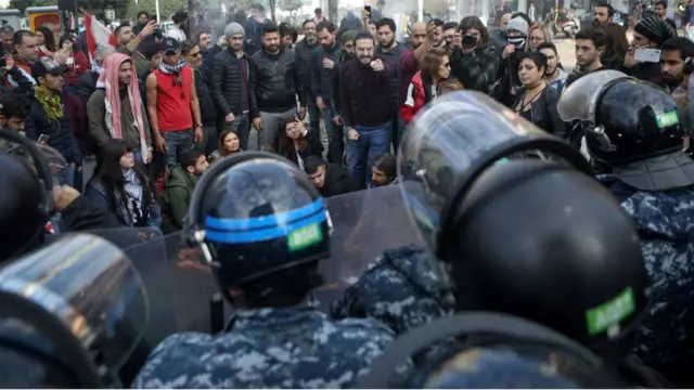 بدأت المظاهرات الحاشدة ضد الحكومة في أكتوبر 2019 واستمرت أشهرا. هذه الصورة من شهر يناير 2020