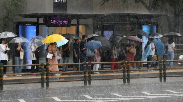 31일 서울 종각역 인근 버스정류장에서 시민들이 우산을 쓰고 버스를 기다리고 있다