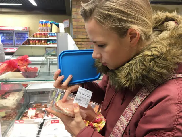 Ірина з лотком із м'ясом