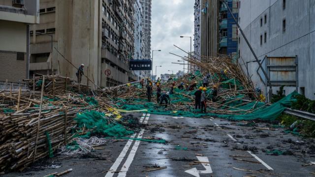 颱風山竹吹襲香港之後救災人員清理一處被竹棚堵塞的馬路（17/9/2018）