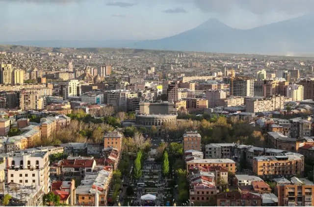 埃里溫大多數建築採用粉色的火山岩，屬於凝灰岩，讓城市披上粉紅色的光澤。