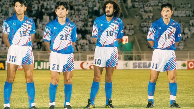 کازویوشی میورا (نفر اول سمت راست)