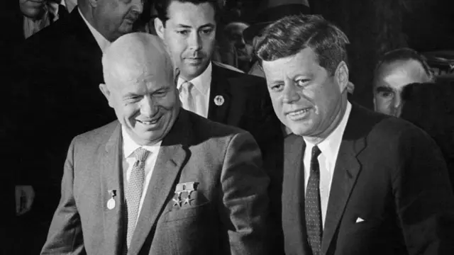 O presidente dos EUA John F Kennedy (à esquerda) e o líder soviético Nikita Khrushchev em1961