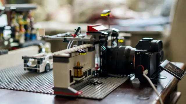 دومینیک فریزر می‌گوید خلق دوباره عکس‌ها ساعت‌ها وقت گرفت