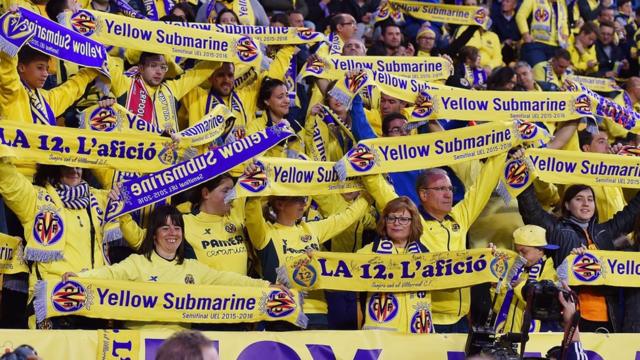 Из-за желтого цвета своей формы испанский футбольный клуб "Виллареал" получил прозвище Yellow Submarine. На снимке - так испанские болельщики привествуют команду "Ливерпуль" во время полуфинального матча Лиги Европы в 2016 году.