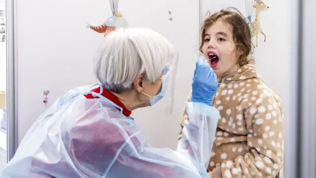 Prueba de covid en una niña