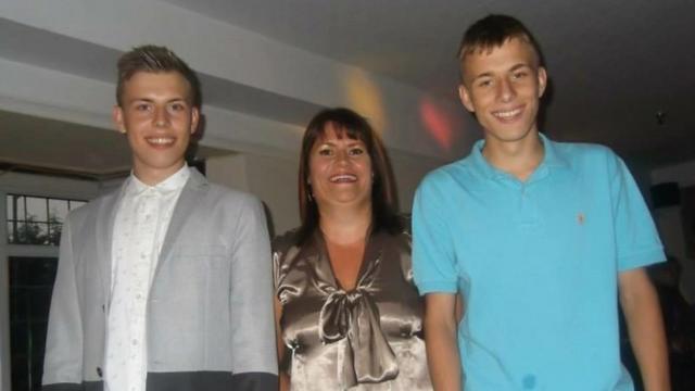 阿历克斯18岁生日时与母亲和双胞胎兄弟在一起