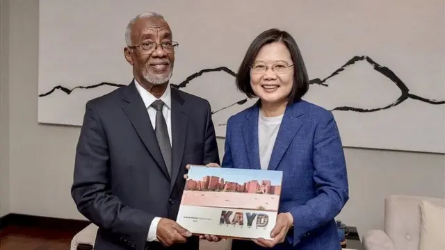Wasiirka arrimaha dibadda Somaliland iyo madaxweynaha Taiwan.