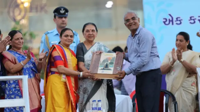 લાભાર્થીઓને ભેટ આપનાર સવજી ધોળકિયા