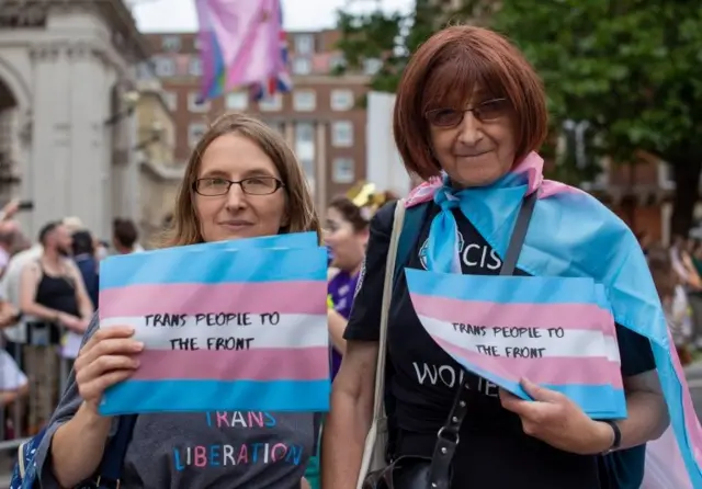 Personas durante una celebración por el orgullo de la comunidad LGBT
