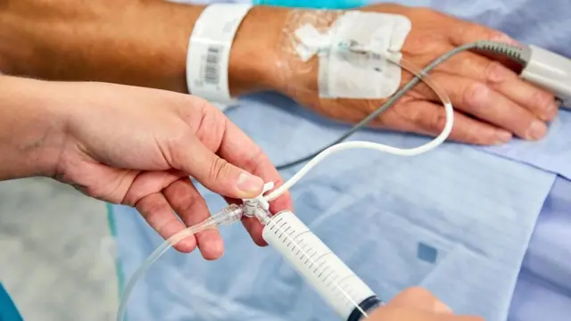 El propofol es un líquido blanco que, en diferentes dosis, puede actuar como sedante o anestésico.