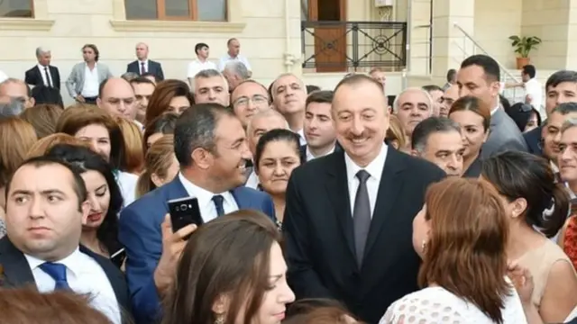 Prezidenti İlham Əliyev Milli Mətbuat Günü münasibətilə 255 jurnalistə yeni tikilmiş binada mənzillərin paylanılması tədbirində iştirak edib.