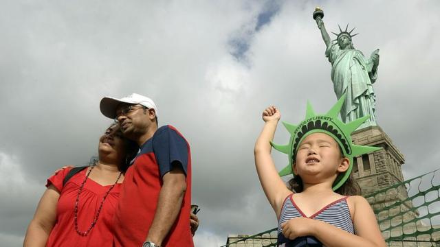 Туристы на фоне статуи Свободы