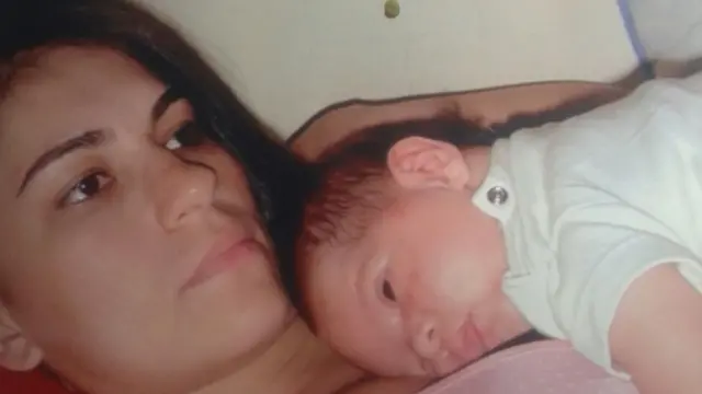 अपने बेटे के साथ एलिज़ा