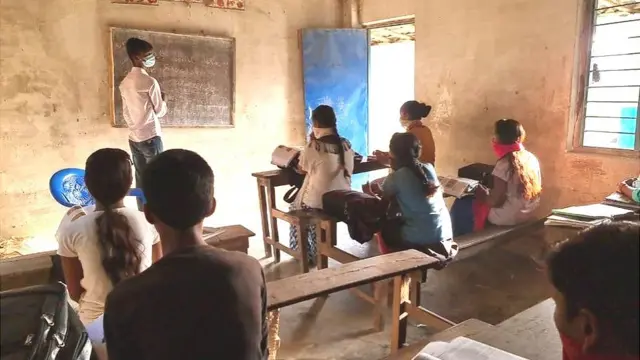 पर्साको एक विद्यालयमा पठनपाठन गराइँदै