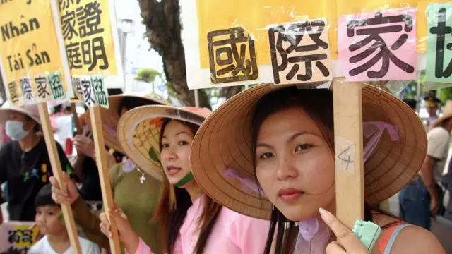 2007年，数百名外籍配偶聚集在台湾立法院外，呼吁政府应废除移民法规中"具有阶级歧视的财力证明规定"