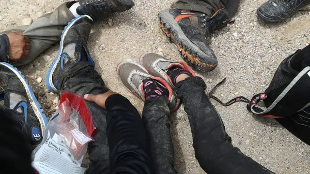 Niños y padres migrantes que han cruzado la frontera sur de EEUU