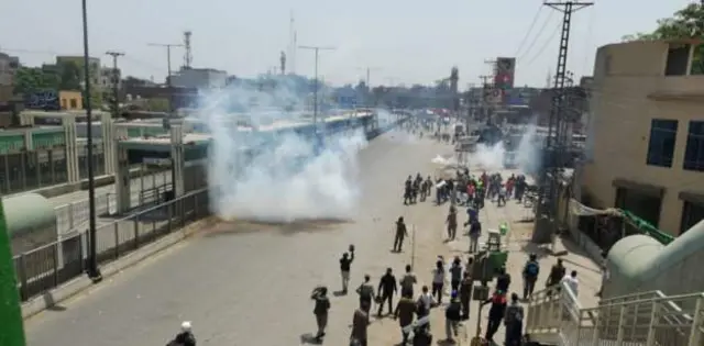 له لاهوره د په لاریون کې د ګډون لپاره د راوتلیو کسانو او پولیسو تر منځ اخ وډب رامنځته شوی