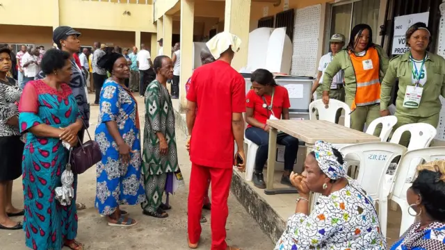 Ndị mmadụ bịara ibinye aka na ntuliaka