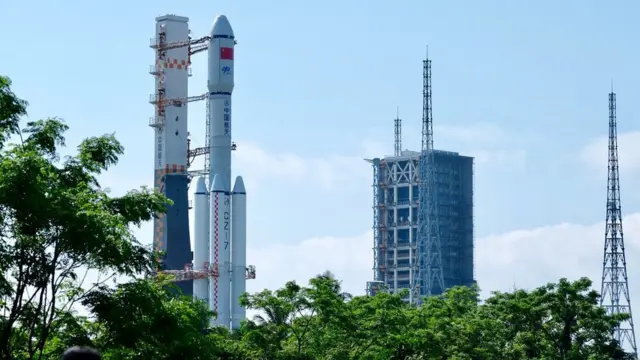 豎立在發射區的長征七號遙二運載火箭（中新社圖片17/4/2017）