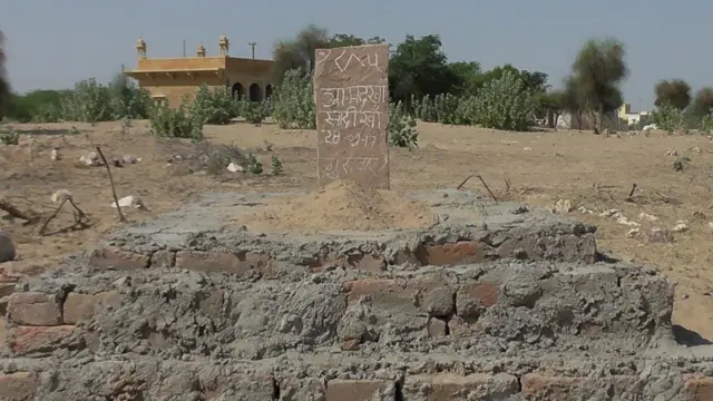 आमद ख़ान के शव को मौत के क़रीब हफ़्ते भर बाद निकालकर उसका पोस्टमॉर्टम हुआ