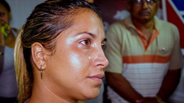 Familiar a la espera de noticias sobre sus seres queridos en Holguín, Cuba