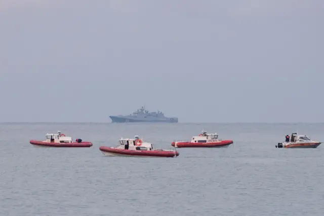 روسۍ کوچنۍ بېړۍ د لټون عملیاتو کې بوختې دي