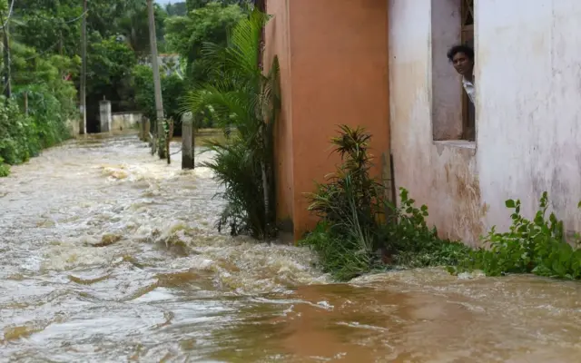 இலங்கையில் ஏற்பட்டுள்ள இயற்கை அனர்த்தங்களில் சிக்கி 91 பேர் பலி (புகைப்படத் தொகுப்பு)