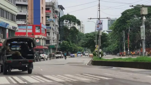 সর্বাত্মক লকডাউনের প্রথম দিন রাস্তা ছিল ফাঁকা।
