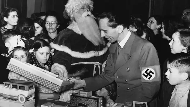 Goeebles con sus hijos en Navidad