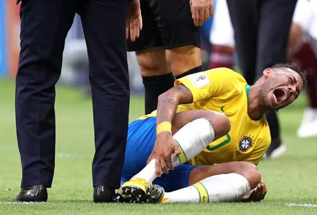 Neymar đang đạt danh hiệu "cầu thủ nằm sân nhiều nhất" tính đến thời điểm này.