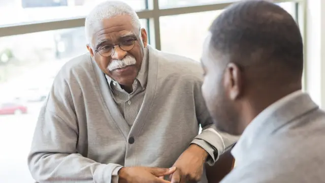 Deux hommes en tête à tête