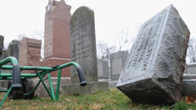 Вандалы повредили более 170 надгробий на кладбище